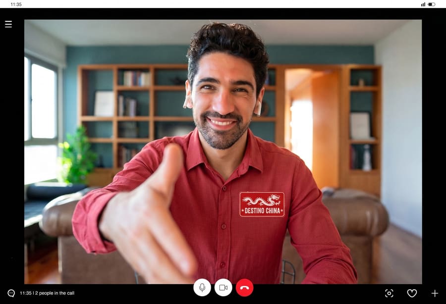 agente de viaje de destino china, asiendo video llamada con un cliente